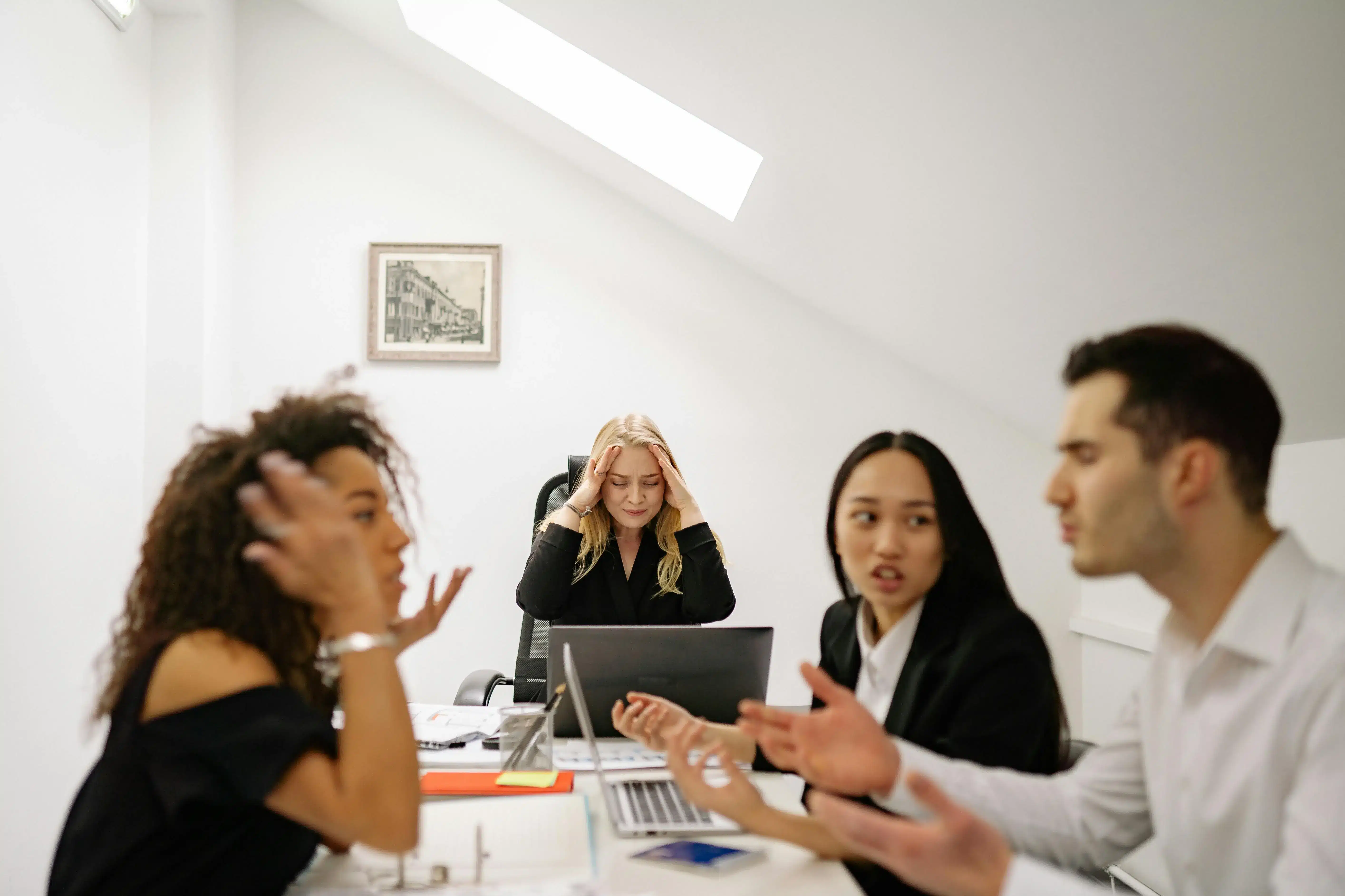 Une équipe stressée au travail